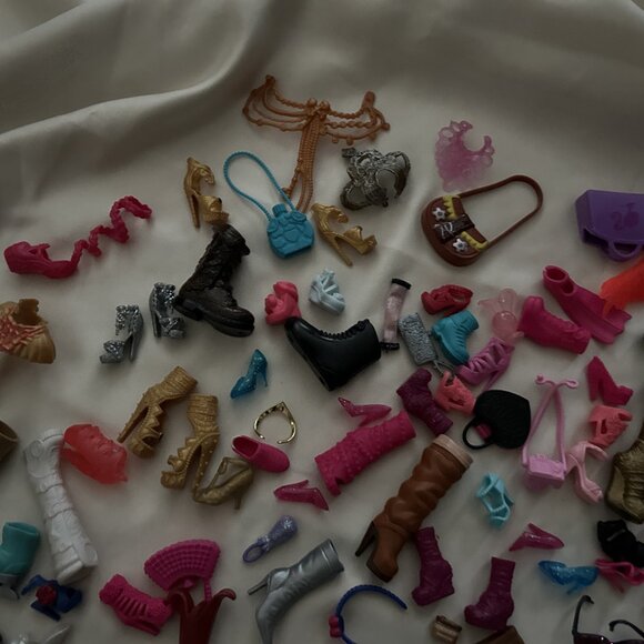 Barbie Shoes and Accessories - Over 125 pieces - Lot As Is - Picture 12 of 12